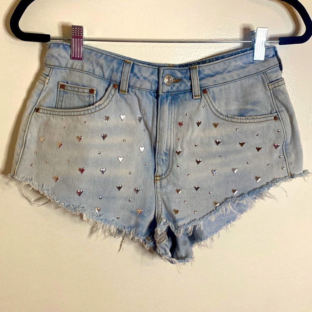 Topshop 🤍🤍🤍 Heart Stud Kiri Shorts- light bleach wash- Size 6